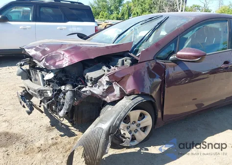 2018 Kia Forte Lx z USA, uszkodzony, nr VIN 3KPFK4A77JE274456